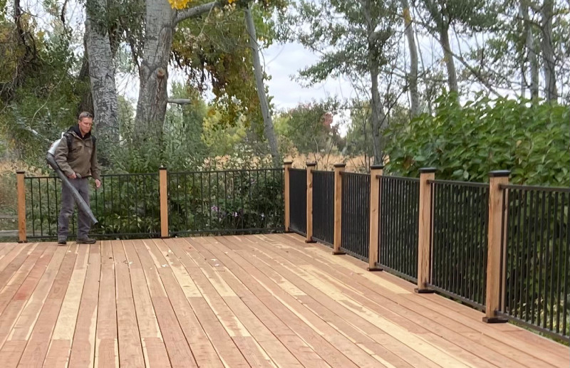 Fortress Fe26 Metal Railing With Wood Posts